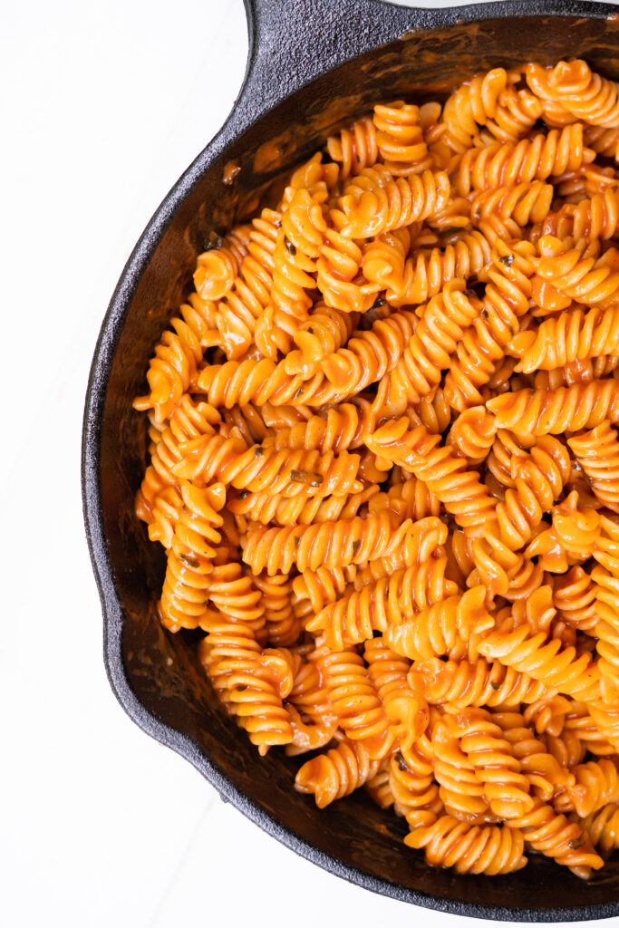 Top view of a cast iron skillet with vegan vodka pasta.